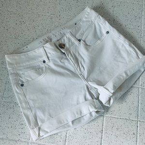 American eagle super super stretch MIDI size for white cuffed shorts